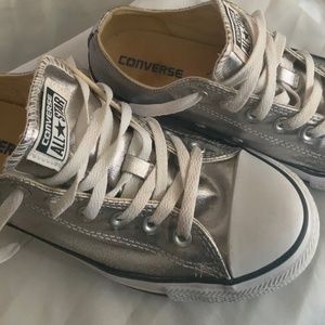 Unisex all star converse silver shoes, size 7